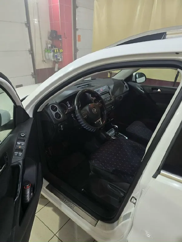 Срочно продам volkswagen тигуан 2010 года. собственник, переоформление любое. мотор 2.0 коробка автомат пробег 177 полный привод два ключа два комплекта резины (зима, лето) сервисная книжка авто полностью обслужено: двигатель, коробка работает на отлично. есть маленькие нюансы по кузову. цена 850000руб. хороший торг у капота. +79495968299 сергей, +79495968297 ирина. 📞 звоните: +7(949)5968299 - фотография - 7