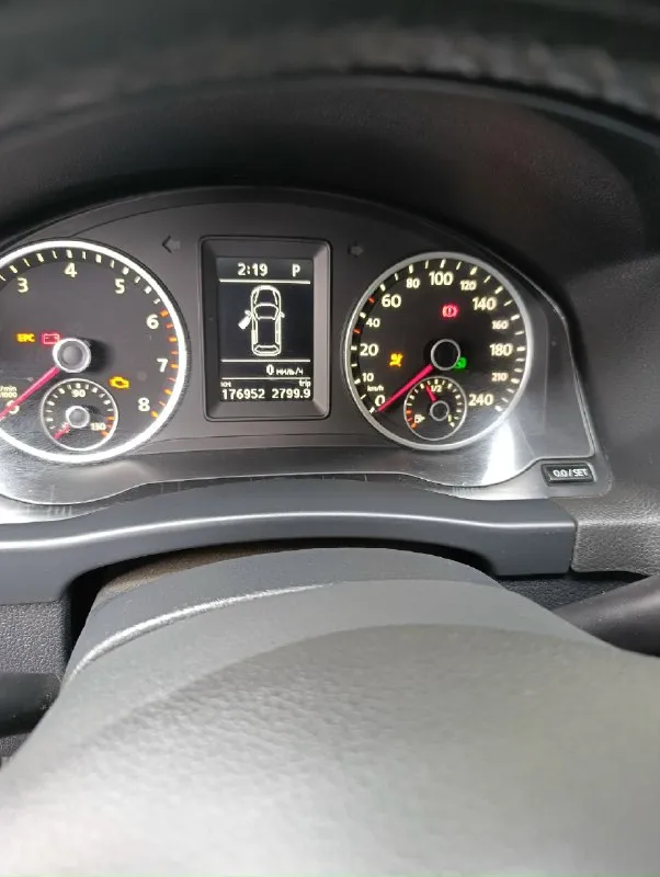 Срочно продам volkswagen тигуан 2010 года. собственник, переоформление любое. мотор 2.0 коробка автомат пробег 177 полный привод два ключа два комплекта резины (зима, лето) сервисная книжка авто полностью обслужено: двигатель, коробка работает на отлично. есть маленькие нюансы по кузову. цена 850000руб. хороший торг у капота. +79495968299 сергей, +79495968297 ирина. 📞 звоните: +7(949)5968299 - фотография - 8