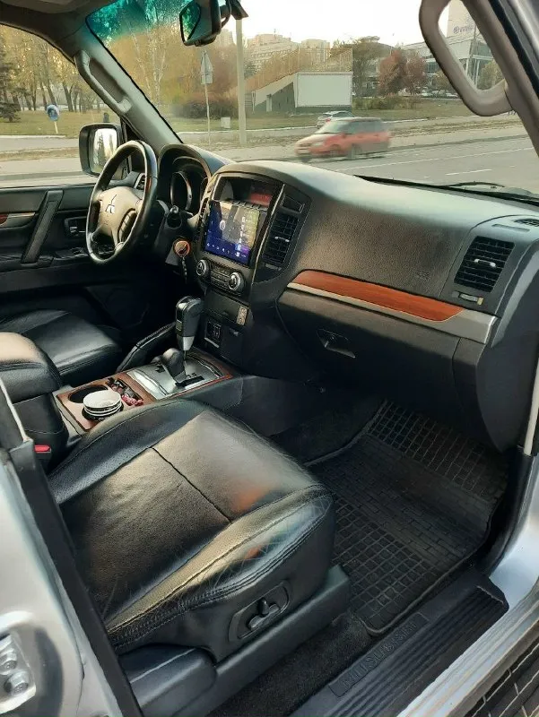 Продам mitsubishi pajero wagon 2008г. машина вся в заводском окрасе. мотор 3.0 газ-бензин. пробег 140000км.7 мест. кпп-автомат. цена1850000руб. тел +79493856463 📞 звоните: +7(949)3856463 - фотография - 8