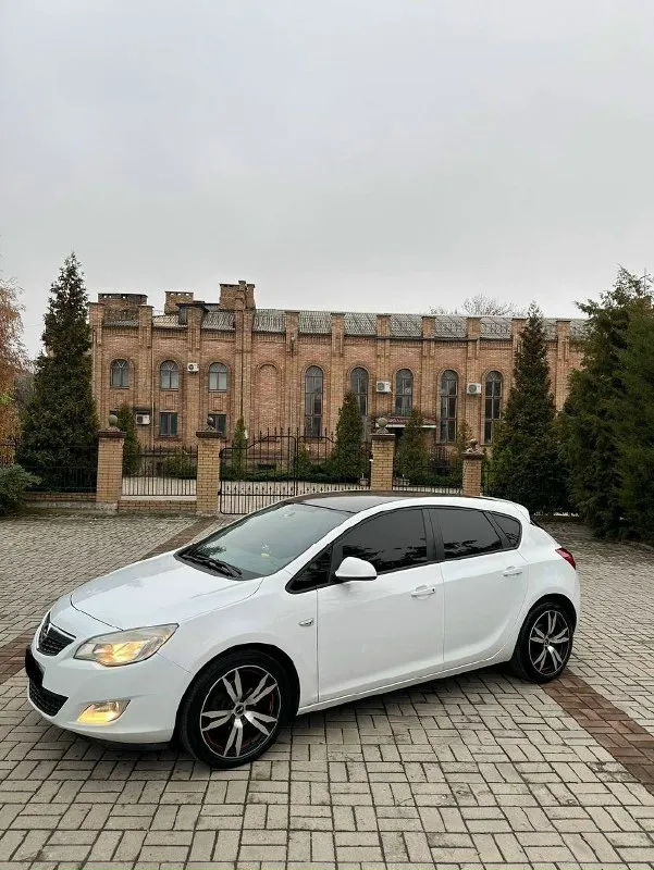 В продаже opel astra j 2011г с мотором 1.6 атмо без турбин масло не расходует работает ровно не трои... - фотография