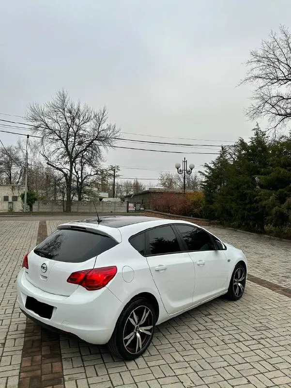 В продаже opel astra j 2011г с мотором 1.6 атмо без турбин масло не расходует работает ровно не троит не дымит все болячки устранены ! коробка автомат 6-ступенчатый не буксует не пинает ! по ходовой части сбитый не чего не стучит не бьет, хорошая комплектация климат-контроль, 4 стеклоподъемника, круиз, подогревы сидений по электрике все работает ! у машины за всю жизнь 2 хозяина по птс ! пробег 254.000 тысячи, пробег родной ! не крученый 2 ключа стоят диски r18 на новой летней резине цена 690.000 тыс рублей торг осмотр г. макеевка тел для связи +79494563118 📞 звоните: +7(949)4563118 - фотография - 2