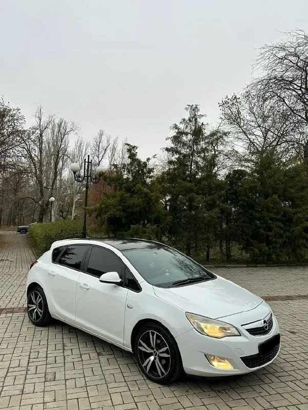 В продаже opel astra j 2011г с мотором 1.6 атмо без турбин масло не расходует работает ровно не троит не дымит все болячки устранены ! коробка автомат 6-ступенчатый не буксует не пинает ! по ходовой части сбитый не чего не стучит не бьет, хорошая комплектация климат-контроль, 4 стеклоподъемника, круиз, подогревы сидений по электрике все работает ! у машины за всю жизнь 2 хозяина по птс ! пробег 254.000 тысячи, пробег родной ! не крученый 2 ключа стоят диски r18 на новой летней резине цена 690.000 тыс рублей торг осмотр г. макеевка тел для связи +79494563118 📞 звоните: +7(949)4563118 - фотография - 3