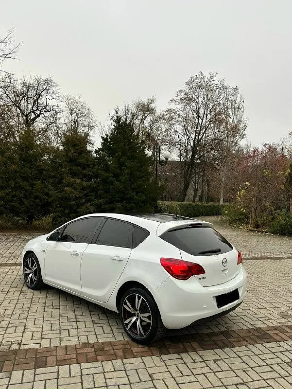 В продаже opel astra j 2011г с мотором 1.6 атмо без турбин масло не расходует работает ровно не троит не дымит все болячки устранены ! коробка автомат 6-ступенчатый не буксует не пинает ! по ходовой части сбитый не чего не стучит не бьет, хорошая комплектация климат-контроль, 4 стеклоподъемника, круиз, подогревы сидений по электрике все работает ! у машины за всю жизнь 2 хозяина по птс ! пробег 254.000 тысячи, пробег родной ! не крученый 2 ключа стоят диски r18 на новой летней резине цена 690.000 тыс рублей торг осмотр г. макеевка тел для связи +79494563118 📞 звоните: +7(949)4563118 - фотография - 4