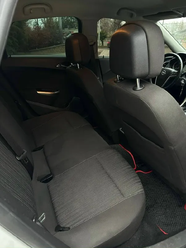 В продаже opel astra j 2011г с мотором 1.6 атмо без турбин масло не расходует работает ровно не троит не дымит все болячки устранены ! коробка автомат 6-ступенчатый не буксует не пинает ! по ходовой части сбитый не чего не стучит не бьет, хорошая комплектация климат-контроль, 4 стеклоподъемника, круиз, подогревы сидений по электрике все работает ! у машины за всю жизнь 2 хозяина по птс ! пробег 254.000 тысячи, пробег родной ! не крученый 2 ключа стоят диски r18 на новой летней резине цена 690.000 тыс рублей торг осмотр г. макеевка тел для связи +79494563118 📞 звоните: +7(949)4563118 - фотография - 7