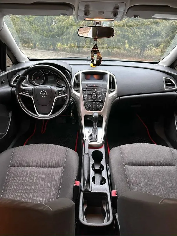 В продаже opel astra j 2011г с мотором 1.6 атмо без турбин масло не расходует работает ровно не троит не дымит все болячки устранены ! коробка автомат 6-ступенчатый не буксует не пинает ! по ходовой части сбитый не чего не стучит не бьет, хорошая комплектация климат-контроль, 4 стеклоподъемника, круиз, подогревы сидений по электрике все работает ! у машины за всю жизнь 2 хозяина по птс ! пробег 254.000 тысячи, пробег родной ! не крученый 2 ключа стоят диски r18 на новой летней резине цена 690.000 тыс рублей торг осмотр г. макеевка тел для связи +79494563118 📞 звоните: +7(949)4563118 - фотография - 8