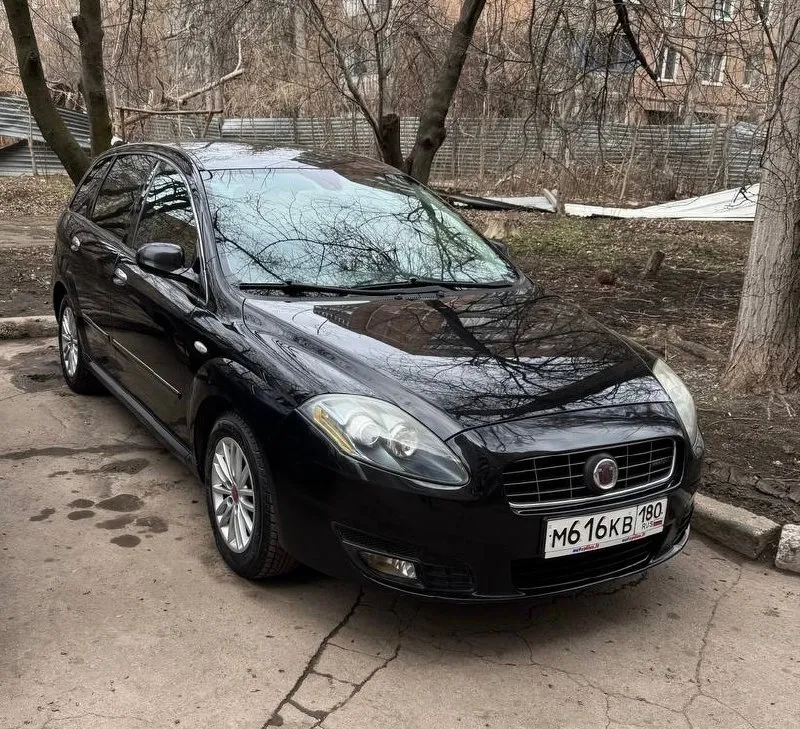 Fiat croma 2008, 1.9 590 000₽ +79495771368 - влад донецк машина из бельгии, куплена у первого хозяина в 2018 году, я первый владелец по птс, брали для себя. гаражного хранения, авто большое, комфортное, взгляды на дороге ловит, в обслуживании не прихотливое. модель редкая но вся сборка опеля, детали и тд. с ними проблем нет никаких, все в доступности. в подарок отдам новые детали, которые еще не ставились и зимнюю резину. пробег на фото - 220тыс. для такого движка пробег маленький, такие дизеля ходят 500 и больше. дизель. велюровый салон, комплектация очень хорошая. оцинковaнный кузoв, поpoги, cтaкaны и дно целыe. обслуживалась вовремя, каждые 5-7тыс менялось масло в двигателе. также заменялось масло регулярно менялись все расходники, по ходовой также все менялось своевременно. удален сажевый. катализатор в отличном состоянии остался. машина на рф учете. в комплекте зимняя и летняя резина. расход по городу - 9л. , по трассе - 5-6л. два ключа. по мин 📞 звоните: +7(949)5771368 - фотография - 2