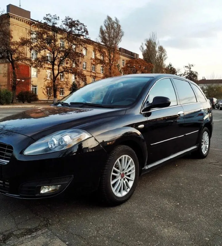 Fiat croma 2008, 1.9 590 000₽ +79495771368 - влад донецк машина из бельгии, куплена у первого хозяина в 2018 году, я первый владелец по птс, брали для себя. гаражного хранения, авто большое, комфортное, взгляды на дороге ловит, в обслуживании не прихотливое. модель редкая но вся сборка опеля, детали и тд. с ними проблем нет никаких, все в доступности. в подарок отдам новые детали, которые еще не ставились и зимнюю резину. пробег на фото - 220тыс. для такого движка пробег маленький, такие дизеля ходят 500 и больше. дизель. велюровый салон, комплектация очень хорошая. оцинковaнный кузoв, поpoги, cтaкaны и дно целыe. обслуживалась вовремя, каждые 5-7тыс менялось масло в двигателе. также заменялось масло регулярно менялись все расходники, по ходовой также все менялось своевременно. удален сажевый. катализатор в отличном состоянии остался. машина на рф учете. в комплекте зимняя и летняя резина. расход по городу - 9л. , по трассе - 5-6л. два ключа. по мин 📞 звоните: +7(949)5771368 - фотография - 3
