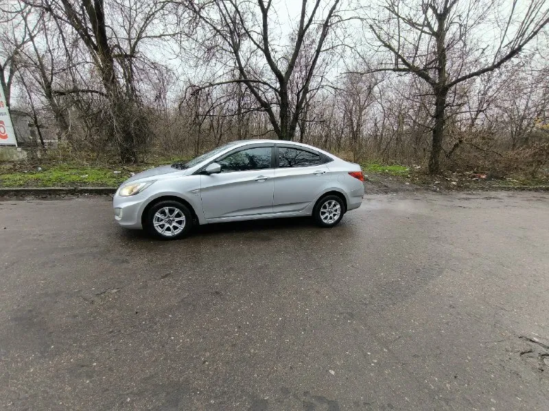 Продам hyundai solaris. год 2013. пробег 240.000 км. двигатель 1.6. кпп механика. два ключа. два комплекта резины. продам свою машину, в хорошем состоянии. по технической части все отлично, полностью обслужена, масло свежое, тормоза в круг заменены полностью диски суппорта, ходовая обслужена, денег не жалел ездил много. кондиционер работает, печка дует. кузов чувствует себя хорошо, критичного нет ничего. резина уже зимняя. владею чуть больше двух лет. обслуживал хорошо денег не жалел, есть список что менял когда менял, могу скинуть в тг. документы без проблем. цена 750.000. тыс руб. донецк +79497396389 если не можете дозвониться пишите в тг. 📞 звоните: +7(949)7396389 - фотография - 1