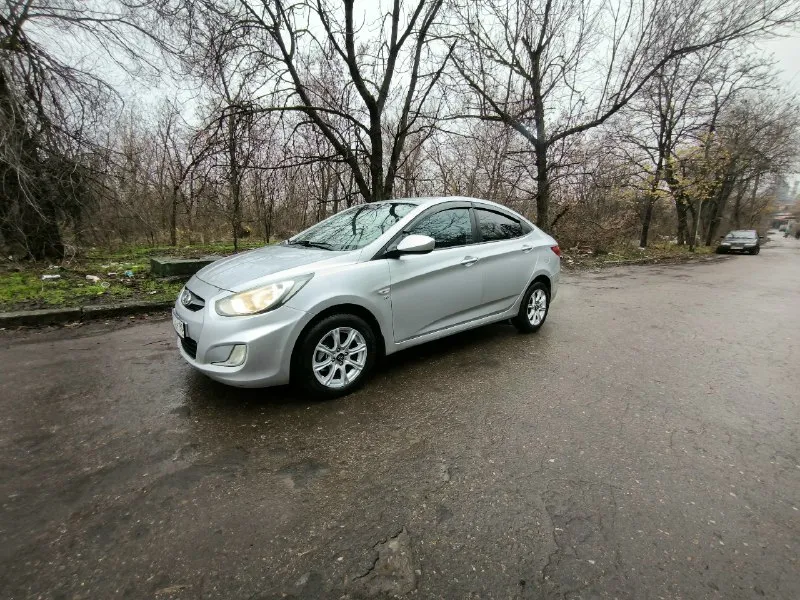 Продам hyundai solaris. год 2013. пробег 240.000 км. двигатель 1.6. кпп механика. два ключа. два комплекта резины. продам свою машину, в хорошем состоянии. по технической части все отлично, полностью обслужена, масло свежое, тормоза в круг заменены полностью диски суппорта, ходовая обслужена, денег не жалел ездил много. кондиционер работает, печка дует. кузов чувствует себя хорошо, критичного нет ничего. резина уже зимняя. владею чуть больше двух лет. обслуживал хорошо денег не жалел, есть список что менял когда менял, могу скинуть в тг. документы без проблем. цена 750.000. тыс руб. донецк +79497396389 если не можете дозвониться пишите в тг. 📞 звоните: +7(949)7396389 - фотография - 2