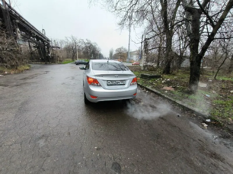 Продам hyundai solaris. год 2013. пробег 240.000 км. двигатель 1.6. кпп механика. два ключа. два комплекта резины. продам свою машину, в хорошем состоянии. по технической части все отлично, полностью обслужена, масло свежое, тормоза в круг заменены полностью диски суппорта, ходовая обслужена, денег не жалел ездил много. кондиционер работает, печка дует. кузов чувствует себя хорошо, критичного нет ничего. резина уже зимняя. владею чуть больше двух лет. обслуживал хорошо денег не жалел, есть список что менял когда менял, могу скинуть в тг. документы без проблем. цена 750.000. тыс руб. донецк +79497396389 если не можете дозвониться пишите в тг. 📞 звоните: +7(949)7396389 - фотография - 3