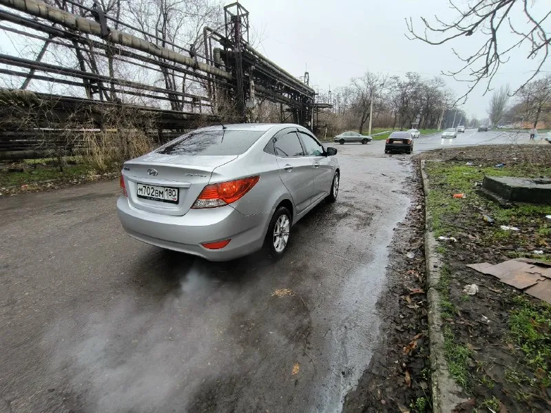 Продам hyundai solaris. год 2013. пробег 240.000 км. двигатель 1.6. кпп механика. два ключа. два комплекта резины. продам свою машину, в хорошем состоянии. по технической части все отлично, полностью обслужена, масло свежое, тормоза в круг заменены полностью диски суппорта, ходовая обслужена, денег не жалел ездил много. кондиционер работает, печка дует. кузов чувствует себя хорошо, критичного нет ничего. резина уже зимняя. владею чуть больше двух лет. обслуживал хорошо денег не жалел, есть список что менял когда менял, могу скинуть в тг. документы без проблем. цена 750.000. тыс руб. донецк +79497396389 если не можете дозвониться пишите в тг. 📞 звоните: +7(949)7396389 - фотография - 4