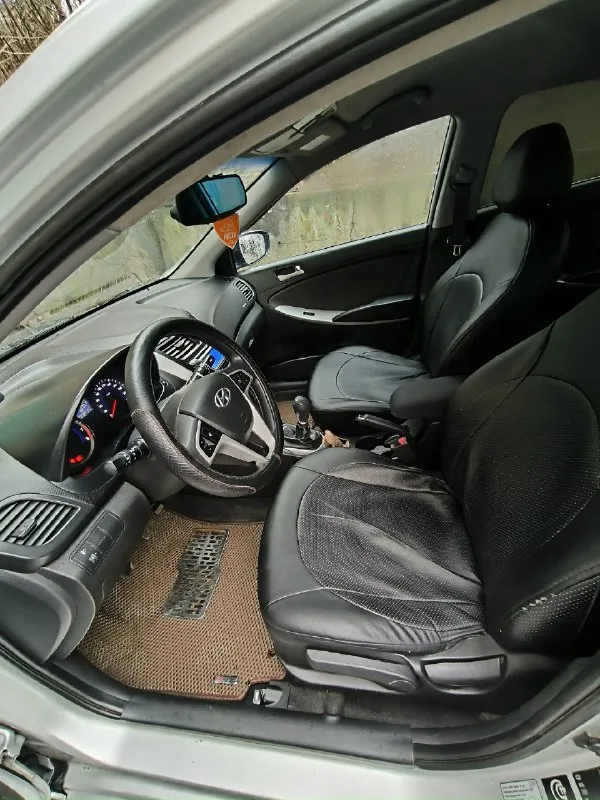 Продам hyundai solaris. год 2013. пробег 240.000 км. двигатель 1.6. кпп механика. два ключа. два комплекта резины. продам свою машину, в хорошем состоянии. по технической части все отлично, полностью обслужена, масло свежое, тормоза в круг заменены полностью диски суппорта, ходовая обслужена, денег не жалел ездил много. кондиционер работает, печка дует. кузов чувствует себя хорошо, критичного нет ничего. резина уже зимняя. владею чуть больше двух лет. обслуживал хорошо денег не жалел, есть список что менял когда менял, могу скинуть в тг. документы без проблем. цена 750.000. тыс руб. донецк +79497396389 если не можете дозвониться пишите в тг. 📞 звоните: +7(949)7396389 - фотография - 5