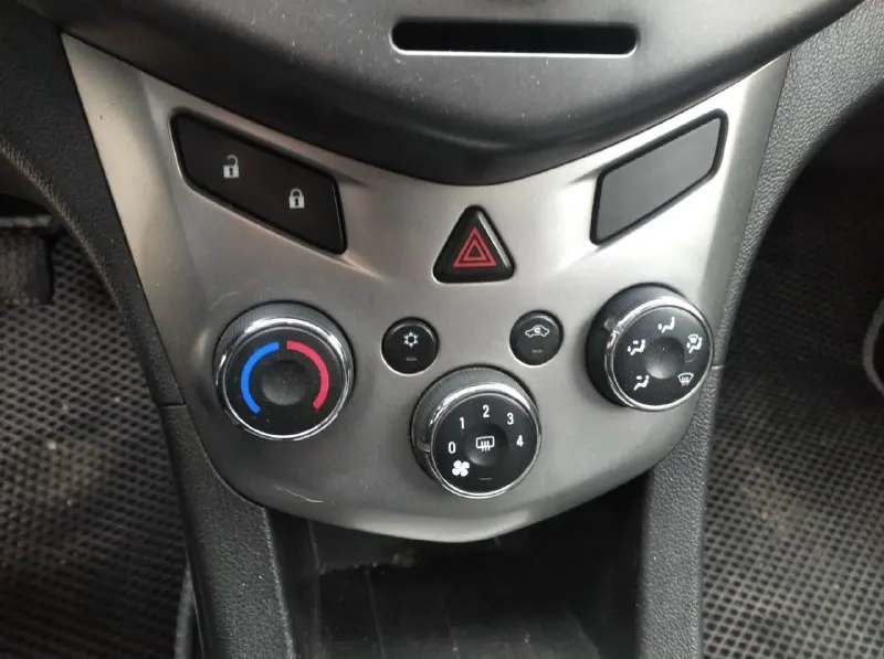 Продается chevrolet авео т 300 2013 г, выпуска 1.6 л. в отличном состоянии не крашеный стекла родные ходовая отличная, диски титановые, резина хорошая кондиционер работает салон ухоженный аккумулятор отличный есть фото с замером прибором лакокрасочного покрытия скину в телеграмм находится в донецке цена 760000 +7949 385 25 26 📞 звоните: +7(949)3852526 - фотография - 6