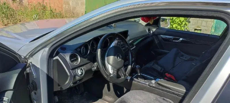 Mercedes benz c200 2.2 cdi 2013 года пробег 90000 км стоит контрактный двигатель. коробка механика 6 ступка подогрев сидений круиз датчик света датчик дождя 2 комплекта ковриков зима/лето 2 комплекта шин, зима на шипах есть всё для комфортной езды. за машиной очень ухаживали!! зимой не эксплуатируется(есть альтернатива), гаражное хранение, пригонял именно с германии в 2017 году. цена 1399000₽ кто купит не пожалеет!! +79494895328 📞 звоните: +7(949)4895328 - фотография - 5