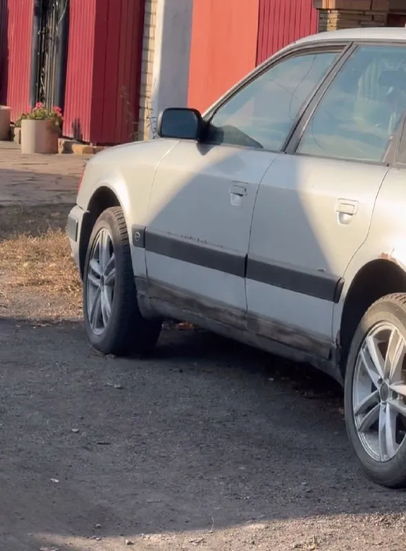 Продам audi 100c4 оцинкованный кузов без рыжиков на 2.3 моторе, 133 лошадиных силы линзовоная оптика от audi a7 в два ряда два комплекта оригинальных дисков audi r17 резина лето зима приятный ухоженный велюровый салон передние стеклоподъемники новая ходовка в круг машина дорогу чувствует уверено сел поехал довезет куда надо без каких-либо проблем по музыке по две пары двадцатых арнольдов спереди усилитель и саб цена : 620 000 торг у капота audi 100 c4 универсал кузов оцинкованный, присутствует рыжики по кузову 2.3 мотор, мотор коробка без нареканий проблема с коеджитроником заводится но не едет, надо менять либо на карбюратор или на инжектор новая ходовка в круг и тормоза ￼ цена: 150 000 реальный торг у капота номер для связи: +7 990 194 11 81 оба автомобиля стоят на учёте на мне собственник￼ ￼ 📞 звоните: +7(990)1941181 - фотография - 9