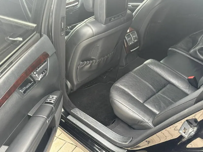 Mercedes benz 221 s class объем 5,5 акпп год 2007 техника двигатель один из самых удачных на этих моделях работает идеально, коробка контрактная с небольшим пробегом, ходовая часть в порядке, доводчики (присоски) дверей панорама контурная подсветка мониторы для задних пассажиров регулировка задних сидений лонг amg обвес. цена 980т, руб срочно г, мариуполь. тел: +79097696005 звонки есть telegram bot sap. - фотография - 10