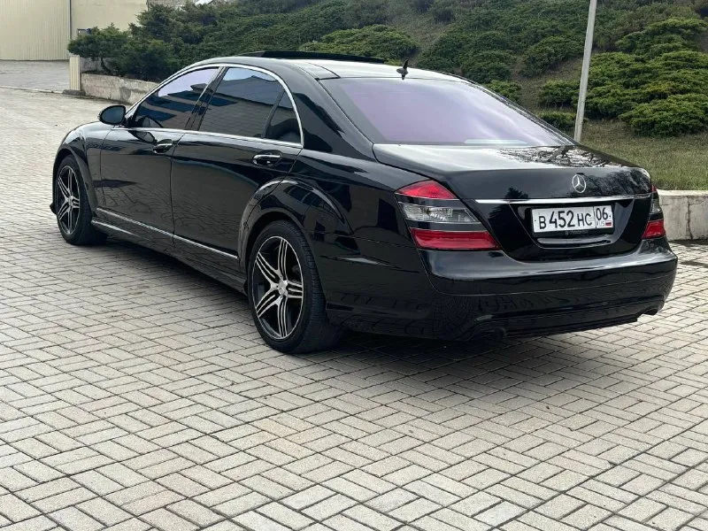 Mercedes benz 221 s class объем 5,5 акпп год 2007 техника двигатель один из самых удачных на этих моделях работает идеально, коробка контрактная с небольшим пробегом, ходовая часть в порядке, доводчики (присоски) дверей панорама контурная подсветка мониторы для задних пассажиров регулировка задних сидений лонг amg обвес. цена 980т, руб срочно г, мариуполь. тел: +79097696005 звонки есть telegram bot sap. - фотография - 3