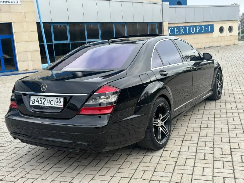 Mercedes benz 221 s class объем 5,5 акпп год 2007 техника двигатель один из самых удачных на этих моделях работает идеально, коробка контрактная с небольшим пробегом, ходовая часть в порядке, доводчики (присоски) дверей панорама контурная подсветка мониторы для задних пассажиров регулировка задних сидений лонг amg обвес. цена 980т, руб срочно г, мариуполь. тел: +79097696005 звонки есть telegram bot sap. - фотография - 4