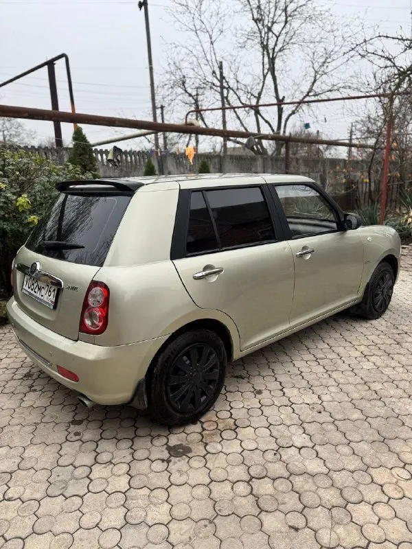 Продам отличный пятидверный хэтчбэк лифан smily 2011 года. автомобиль имеет комфортный салон, расход 6,3 литра, хороший запас пространства спереди и сзади, вместительный для своей категории багажник и хорошее базовое оснащение. 1.3л 8a-fe (89л. с.), полностью обслужен, работает ровно. коробка в порядке, все передачи включаются плавно. подвеска отрабатывает на неровностях как надо. комплектация включает в себя кондиционер, электропривод стекол и боковых зеркал, задний перктроник, аудиосистему с usb и многое другое. цена 290тр. +79493094004 📲 tg: станислав 📞 звоните: +7(949)3094004 - фотография - 4