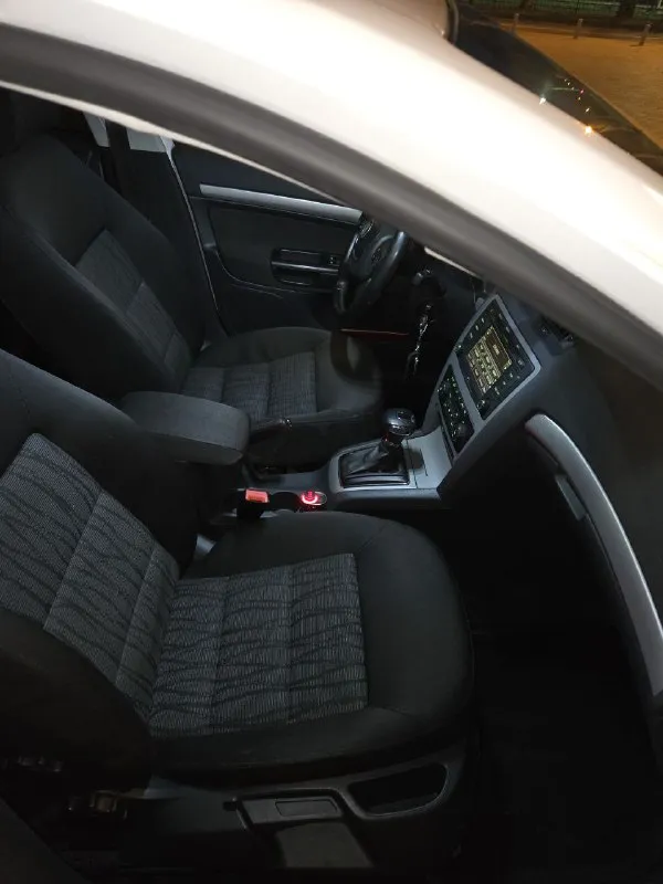 В продаже шкода октавия а 5, 2012 год. объем 1.8 tsi (152 лошадей), коробка автомат (aisin). пробег 174 000 родной, любые проверки. технически машина в шикарном состоянии. двигатель работает идеально, весь полностью сухой без потёков, тяга сумасшедшая. коробка обычный автомат без пенков и толчков. по кузову крашеная одна деталь, вторичный окрас без шпакли, задние левое крыло. всё остальное в родном окрасе. салон чистый ухоженный. богатая комплектация - климат - круиз - датчик света и дождя - парктроник - обогревы всех сидений - мульти руль - датчик давления шин - омыватель фар - электро складывание зеркал - обогревы зеркал и заднего стекла - 4 электросклоподъемника машина абсолютно без вложений, масла и фильтра заменены. два комплекта резины ( зима, лето) в хорошем состоянии. два ключа. машина полностью обслужена. цена 1 070 000 торг тел +79495058416 - фотография - 8