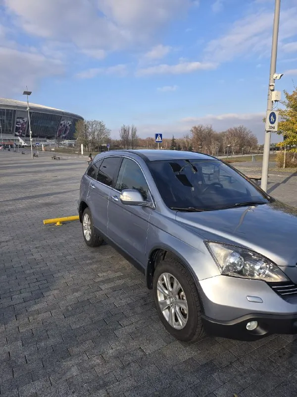 Продажа от собственника. чистокровный японец хонда cr-v. год выпуска 2008, объем двигателя 2.0. коробка обычный автомат, надёжный как автомат калашникова. машина в отличном состоянии, абсолютно без вложений. двигатель работает идеально, масло от замены до замены. коробка листает, ходовка мячек, кузов ровный без намёка на ржавчину. салон как у новой машины в идеальном состоянии. хорошая комплектация - круиз - климат - подогрев сидений, зеркал, заднего стекла - парктроники - складывание зеркал - датчик света и дождя - 4 электросклоподъемника - мульти руль в машине работает каждая кнопка. несмотря на возраст машина даст фору современным авто. я собственник по тех паспорту. новая зимняя резина. причина продажи срочно нужны деньги. цена 1150 000 тел +79495058416 - фотография - 2