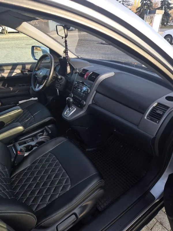 Продажа от собственника. чистокровный японец хонда cr-v. год выпуска 2008, объем двигателя 2.0. коробка обычный автомат, надёжный как автомат калашникова. машина в отличном состоянии, абсолютно без вложений. двигатель работает идеально, масло от замены до замены. коробка листает, ходовка мячек, кузов ровный без намёка на ржавчину. салон как у новой машины в идеальном состоянии. хорошая комплектация - круиз - климат - подогрев сидений, зеркал, заднего стекла - парктроники - складывание зеркал - датчик света и дождя - 4 электросклоподъемника - мульти руль в машине работает каждая кнопка. несмотря на возраст машина даст фору современным авто. я собственник по тех паспорту. новая зимняя резина. причина продажи срочно нужны деньги. цена 1150 000 тел +79495058416 - фотография - 7