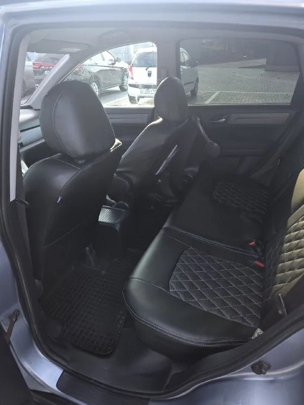 Продажа от собственника. чистокровный японец хонда cr-v. год выпуска 2008, объем двигателя 2.0. коробка обычный автомат, надёжный как автомат калашникова. машина в отличном состоянии, абсолютно без вложений. двигатель работает идеально, масло от замены до замены. коробка листает, ходовка мячек, кузов ровный без намёка на ржавчину. салон как у новой машины в идеальном состоянии. хорошая комплектация - круиз - климат - подогрев сидений, зеркал, заднего стекла - парктроники - складывание зеркал - датчик света и дождя - 4 электросклоподъемника - мульти руль в машине работает каждая кнопка. несмотря на возраст машина даст фору современным авто. я собственник по тех паспорту. новая зимняя резина. причина продажи срочно нужны деньги. цена 1150 000 тел +79495058416 - фотография - 8