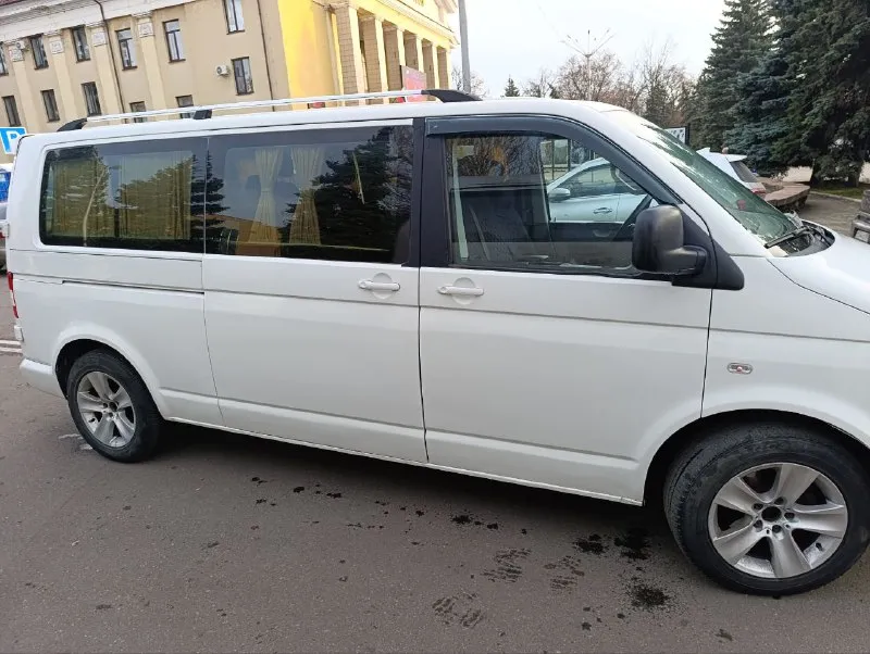 Продается volkswagen transporter t5 2006 1.9 tdi пробег реальный 805000 самый надёжный двигатель машина в очень хорошем как внешнем, так и техническом состоянии. в силу пробега и возврата. естественно машина подкрашивалась. была произведена замена двигателя, коробки( 10 тыс назад), турбины 3( 3 тыс назад), замена рейки ( 13 тыс назад). и многое другое ( интеркулер, патрубки турбины, тормозные диски, грм подшипники ступицы и тд. ) за машиной ухаживали, замена масла каждые 8 тыс, естественно фильтра и все расходники меняли вовремя. самая длинная база. в добавок отдам комплект зимы на штампах, проехали 1 сезон. двигатель старый, турбину, рейку. пробег большой, но реальный. кто верит что на этих машинах пробег 300 тыс и без подкрасов, сразу мимо. цена 1 500000 руб, торг только аргументированный. осмотр макеевка. +79493223536 - фотография - 2