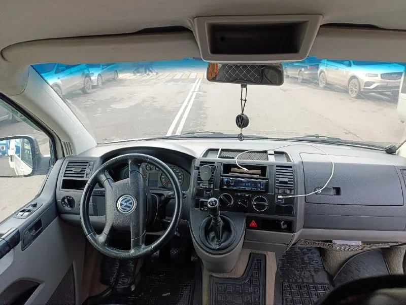 Продается volkswagen transporter t5 2006 1.9 tdi пробег реальный 805000 самый надёжный двигатель машина в очень хорошем как внешнем, так и техническом состоянии. в силу пробега и возврата. естественно машина подкрашивалась. была произведена замена двигателя, коробки( 10 тыс назад), турбины 3( 3 тыс назад), замена рейки ( 13 тыс назад). и многое другое ( интеркулер, патрубки турбины, тормозные диски, грм подшипники ступицы и тд. ) за машиной ухаживали, замена масла каждые 8 тыс, естественно фильтра и все расходники меняли вовремя. самая длинная база. в добавок отдам комплект зимы на штампах, проехали 1 сезон. двигатель старый, турбину, рейку. пробег большой, но реальный. кто верит что на этих машинах пробег 300 тыс и без подкрасов, сразу мимо. цена 1 500000 руб, торг только аргументированный. осмотр макеевка. +79493223536 - фотография - 4
