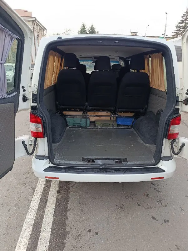 Продается volkswagen transporter t5 2006 1.9 tdi пробег реальный 805000 самый надёжный двигатель машина в очень хорошем как внешнем, так и техническом состоянии. в силу пробега и возврата. естественно машина подкрашивалась. была произведена замена двигателя, коробки( 10 тыс назад), турбины 3( 3 тыс назад), замена рейки ( 13 тыс назад). и многое другое ( интеркулер, патрубки турбины, тормозные диски, грм подшипники ступицы и тд. ) за машиной ухаживали, замена масла каждые 8 тыс, естественно фильтра и все расходники меняли вовремя. самая длинная база. в добавок отдам комплект зимы на штампах, проехали 1 сезон. двигатель старый, турбину, рейку. пробег большой, но реальный. кто верит что на этих машинах пробег 300 тыс и без подкрасов, сразу мимо. цена 1 500000 руб, торг только аргументированный. осмотр макеевка. +79493223536 - фотография - 8