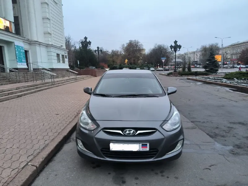 Продам hyundai accent (solaris) произведена 10.2011, начало эксплуатации 04.2012. 1,4 механика, максимальная комплектация. один хозяин, автомобиль покупался в донецке, в автосалоне. по технике автомобиль в идеальном состоянии, по лкп есть моменты, два комплекта колёс (зима новая, лето походит ещё сезон-два), все жидкости, фильтры, расходники, свечи – всё менялось раньше, чем по регламенту. замена масла каждые 5,5т. км. (масло liqui moly, все фильтры менялись с заменой масла). два ключа с сигнализацией. цена 720т. р. торг у капота. на все интересующие вопросы отвечу по телефону +79493670618 - фотография - 1