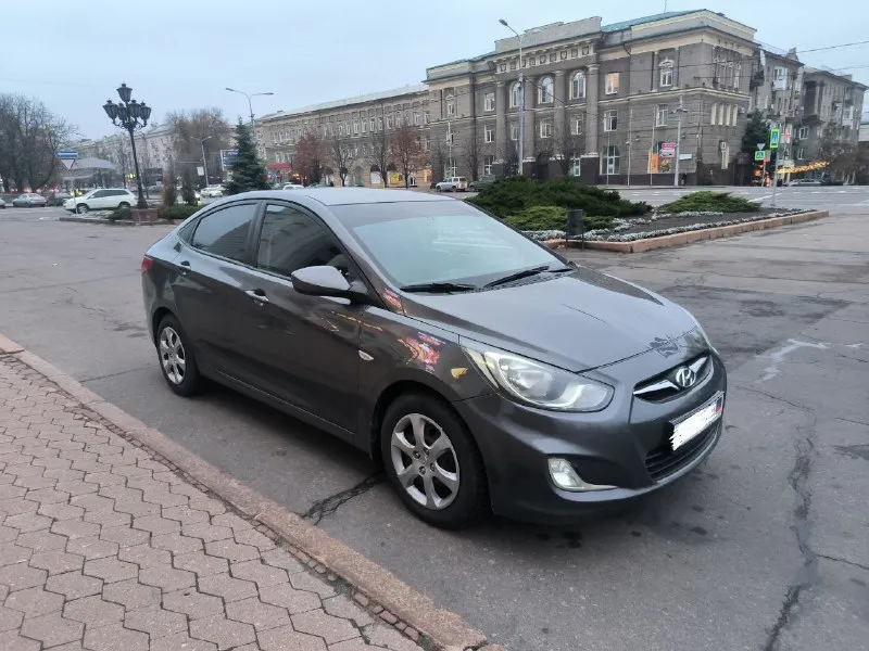 Продам hyundai accent (solaris) произведена 10.2011, начало эксплуатации 04.2012. 1,4 механика, максимальная комплектация. один хозяин, автомобиль покупался в донецке, в автосалоне. по технике автомобиль в идеальном состоянии, по лкп есть моменты, два комплекта колёс (зима новая, лето походит ещё сезон-два), все жидкости, фильтры, расходники, свечи – всё менялось раньше, чем по регламенту. замена масла каждые 5,5т. км. (масло liqui moly, все фильтры менялись с заменой масла). два ключа с сигнализацией. цена 720т. р. торг у капота. на все интересующие вопросы отвечу по телефону +79493670618 - фотография - 2