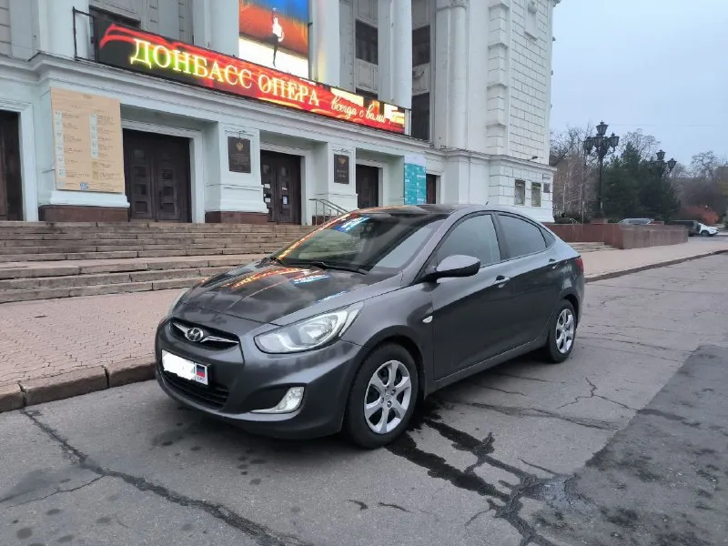 Продам hyundai accent (solaris) произведена 10.2011, начало эксплуатации 04.2012. 1,4 механика, максимальная комплектация. один хозяин, автомобиль покупался в донецке, в автосалоне. по технике автомобиль в идеальном состоянии, по лкп есть моменты, два комплекта колёс (зима новая, лето походит ещё сезон-два), все жидкости, фильтры, расходники, свечи – всё менялось раньше, чем по регламенту. замена масла каждые 5,5т. км. (масло liqui moly, все фильтры менялись с заменой масла). два ключа с сигнализацией. цена 720т. р. торг у капота. на все интересующие вопросы отвечу по телефону +79493670618 - фотография - 3