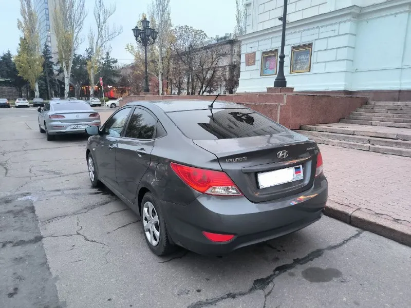 Продам hyundai accent (solaris) произведена 10.2011, начало эксплуатации 04.2012. 1,4 механика, максимальная комплектация. один хозяин, автомобиль покупался в донецке, в автосалоне. по технике автомобиль в идеальном состоянии, по лкп есть моменты, два комплекта колёс (зима новая, лето походит ещё сезон-два), все жидкости, фильтры, расходники, свечи – всё менялось раньше, чем по регламенту. замена масла каждые 5,5т. км. (масло liqui moly, все фильтры менялись с заменой масла). два ключа с сигнализацией. цена 720т. р. торг у капота. на все интересующие вопросы отвечу по телефону +79493670618 - фотография - 4
