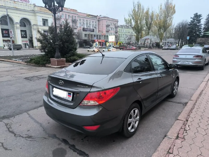 Продам hyundai accent (solaris) произведена 10.2011, начало эксплуатации 04.2012. 1,4 механика, максимальная комплектация. один хозяин, автомобиль покупался в донецке, в автосалоне. по технике автомобиль в идеальном состоянии, по лкп есть моменты, два комплекта колёс (зима новая, лето походит ещё сезон-два), все жидкости, фильтры, расходники, свечи – всё менялось раньше, чем по регламенту. замена масла каждые 5,5т. км. (масло liqui moly, все фильтры менялись с заменой масла). два ключа с сигнализацией. цена 720т. р. торг у капота. на все интересующие вопросы отвечу по телефону +79493670618 - фотография - 5