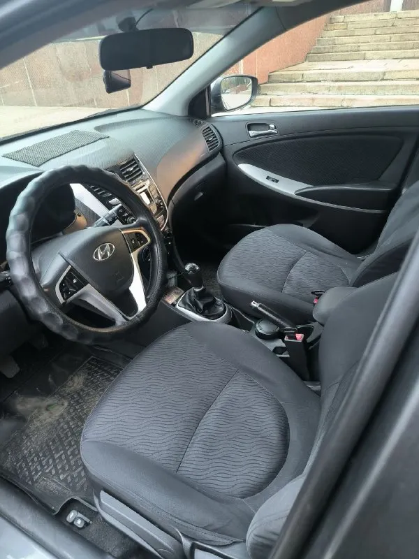 Продам hyundai accent (solaris) произведена 10.2011, начало эксплуатации 04.2012. 1,4 механика, максимальная комплектация. один хозяин, автомобиль покупался в донецке, в автосалоне. по технике автомобиль в идеальном состоянии, по лкп есть моменты, два комплекта колёс (зима новая, лето походит ещё сезон-два), все жидкости, фильтры, расходники, свечи – всё менялось раньше, чем по регламенту. замена масла каждые 5,5т. км. (масло liqui moly, все фильтры менялись с заменой масла). два ключа с сигнализацией. цена 720т. р. торг у капота. на все интересующие вопросы отвечу по телефону +79493670618 - фотография - 6