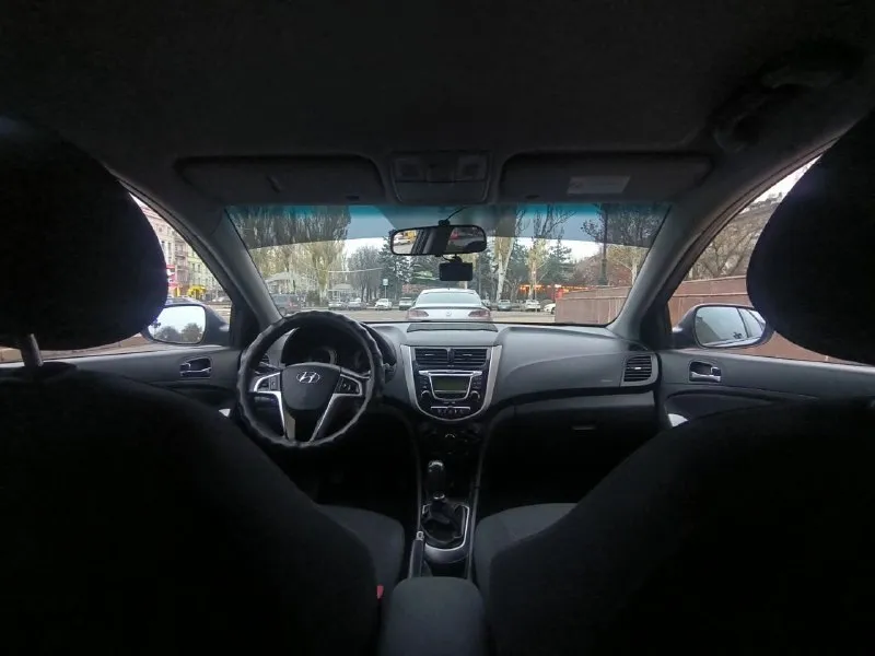 Продам hyundai accent (solaris) произведена 10.2011, начало эксплуатации 04.2012. 1,4 механика, максимальная комплектация. один хозяин, автомобиль покупался в донецке, в автосалоне. по технике автомобиль в идеальном состоянии, по лкп есть моменты, два комплекта колёс (зима новая, лето походит ещё сезон-два), все жидкости, фильтры, расходники, свечи – всё менялось раньше, чем по регламенту. замена масла каждые 5,5т. км. (масло liqui moly, все фильтры менялись с заменой масла). два ключа с сигнализацией. цена 720т. р. торг у капота. на все интересующие вопросы отвечу по телефону +79493670618 - фотография - 7