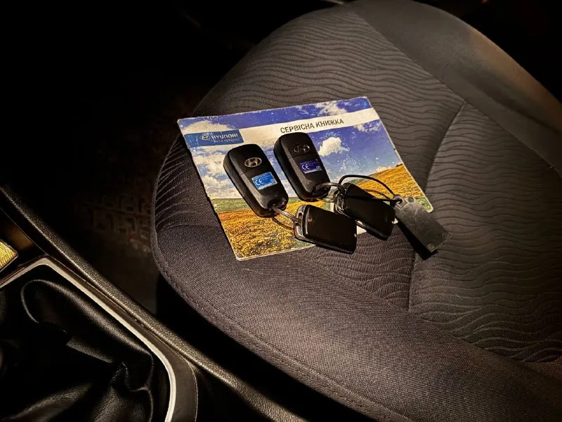 Продам hyundai accent (solaris) произведена 10.2011, начало эксплуатации 04.2012. 1,4 механика, максимальная комплектация. один хозяин, автомобиль покупался в донецке, в автосалоне. по технике автомобиль в идеальном состоянии, по лкп есть моменты, два комплекта колёс (зима новая, лето походит ещё сезон-два), все жидкости, фильтры, расходники, свечи – всё менялось раньше, чем по регламенту. замена масла каждые 5,5т. км. (масло liqui moly, все фильтры менялись с заменой масла). два ключа с сигнализацией. цена 720т. р. торг у капота. на все интересующие вопросы отвечу по телефону +79493670618 - фотография - 8