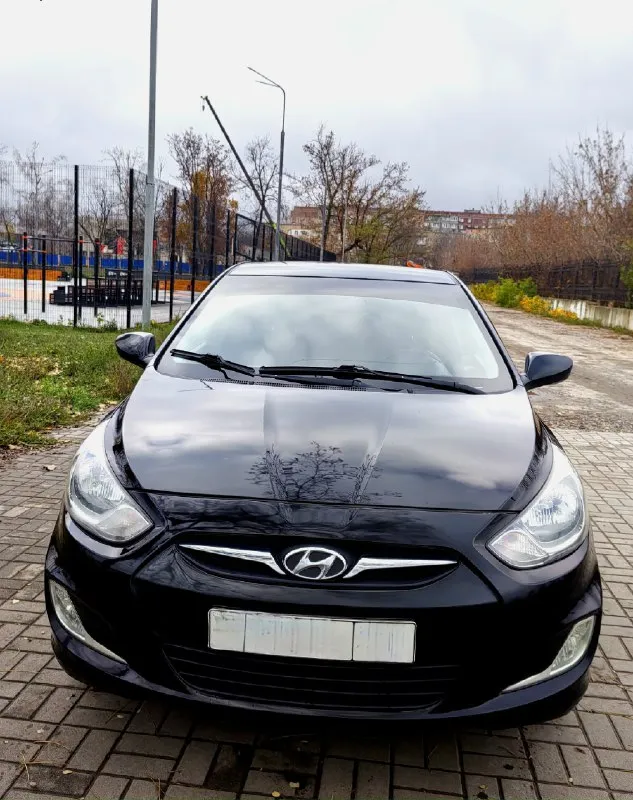 Hyundai solaris 2011 года. родной пробег — 160 000 км. птс- оригинал 3 владельца отличное техническое состояние: двигатель, коробка и ходовая часть работают безупречно. все стекла родные, включая лобовое. два полных комплекта резины (лето + зима). цена: 780 000 руб. ( торг). место осмотра: г. макеевка. телефон для связи: +7 949 449-79-28 📞 звоните: +7(949)4497928 - фотография - 2