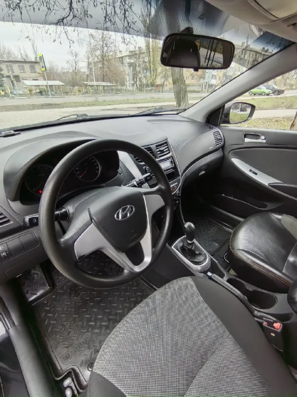 Hyundai solaris 2011 года. родной пробег — 160 000 км. птс- оригинал 3 владельца отличное техническое состояние: двигатель, коробка и ходовая часть работают безупречно. все стекла родные, включая лобовое. два полных комплекта резины (лето + зима). цена: 780 000 руб. ( торг). место осмотра: г. макеевка. телефон для связи: +7 949 449-79-28 📞 звоните: +7(949)4497928 - фотография - 6