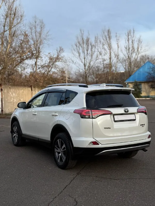 Продам toyota rav 4 2018 год выпуска 195тыс км 2 хозяина два ключа комплектация: подогрев сидений, подогрев руля, подогрев лобового стекла нити, круиз контроль, электро стеклоподъемники, электро зеркала, складывание зеркал полный привод электро крышка багажника led оптика омыватель фар, противотуманные фары. по кузову есть окрасы, ржавчины и гнили нет машина обработано антикоррозийной с новья кузов, весь очищен отполирован отмыть салон чистый не прокуренный опрятный! по технике мотор в идеальном состоянии, очень тихо мягко работает коробка вариатор идеально переключается не пинков ни рывков и тому подобного, ходовая в идеале делать абсолютно ничего не нужно готов на любые проверки! покупкой будете довольны! продажа в макеевке 1,999,000₽ +79493046854 📞 звоните: +7(949)3046854 - фотография - 2