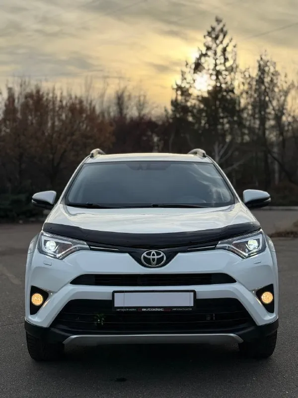 Продам toyota rav 4 2018 год выпуска 195тыс км 2 хозяина два ключа комплектация: подогрев сидений, подогрев руля, подогрев лобового стекла нити, круиз контроль, электро стеклоподъемники, электро зеркала, складывание зеркал полный привод электро крышка багажника led оптика омыватель фар, противотуманные фары. по кузову есть окрасы, ржавчины и гнили нет машина обработано антикоррозийной с новья кузов, весь очищен отполирован отмыть салон чистый не прокуренный опрятный! по технике мотор в идеальном состоянии, очень тихо мягко работает коробка вариатор идеально переключается не пинков ни рывков и тому подобного, ходовая в идеале делать абсолютно ничего не нужно готов на любые проверки! покупкой будете довольны! продажа в макеевке 1,999,000₽ +79493046854 📞 звоните: +7(949)3046854 - фотография - 3