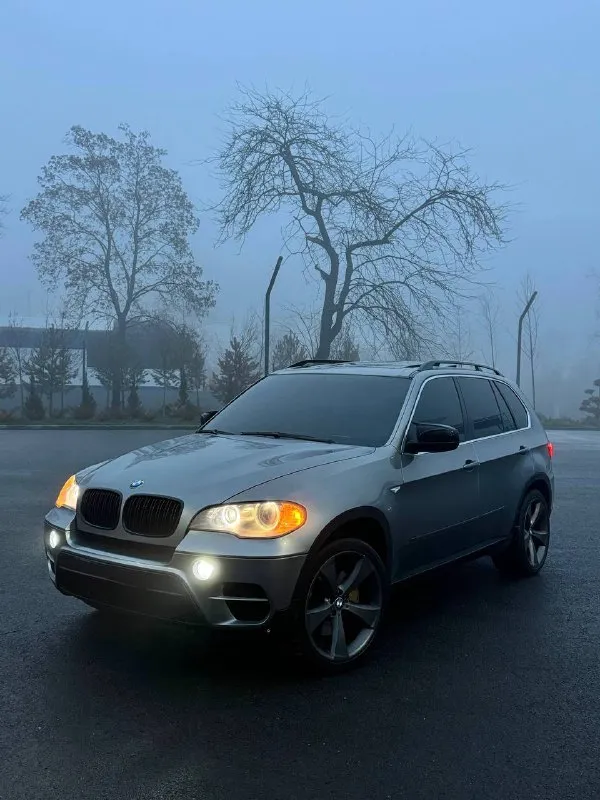 В продаже bmw x5 e70 рестайлинг 2012 года автомобиль в идеальном состоянии. никаких вложений не требует! бензиновый мотор, коробка обычный автомат. коробка без каких либо вопросов. кузов автомобиля выглядит шикарно. родной окрас! отличнейшее состояние салона, без потёртостей. жирная комплектация: многозонный климат контроль, панорамная крыша, подогрев сидений, память сидений, полный электропакет и многое другое. 2 комплекта колёс 21 и 20 в подарок возможен обмен! по документам полный порядок, любой вид оформления! осмотр донецк цена 1.495.000 ₽, торг быстрому покупателю! ☎️ +7 (949) 453-80-40 📞 звоните: +7(949)4538040 - фотография - 2