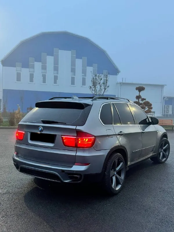 В продаже bmw x5 e70 рестайлинг 2012 года автомобиль в идеальном состоянии. никаких вложений не требует! бензиновый мотор, коробка обычный автомат. коробка без каких либо вопросов. кузов автомобиля выглядит шикарно. родной окрас! отличнейшее состояние салона, без потёртостей. жирная комплектация: многозонный климат контроль, панорамная крыша, подогрев сидений, память сидений, полный электропакет и многое другое. 2 комплекта колёс 21 и 20 в подарок возможен обмен! по документам полный порядок, любой вид оформления! осмотр донецк цена 1.495.000 ₽, торг быстрому покупателю! ☎️ +7 (949) 453-80-40 📞 звоните: +7(949)4538040 - фотография - 5