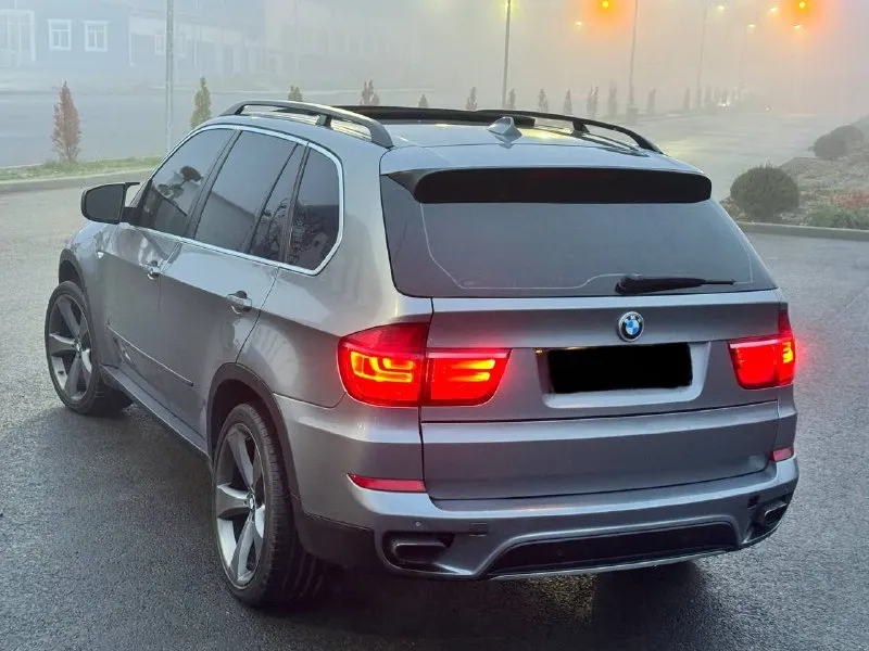 В продаже bmw x5 e70 рестайлинг 2012 года автомобиль в идеальном состоянии. никаких вложений не требует! бензиновый мотор, коробка обычный автомат. коробка без каких либо вопросов. кузов автомобиля выглядит шикарно. родной окрас! отличнейшее состояние салона, без потёртостей. жирная комплектация: многозонный климат контроль, панорамная крыша, подогрев сидений, память сидений, полный электропакет и многое другое. 2 комплекта колёс 21 и 20 в подарок возможен обмен! по документам полный порядок, любой вид оформления! осмотр донецк цена 1.495.000 ₽, торг быстрому покупателю! ☎️ +7 (949) 453-80-40 📞 звоните: +7(949)4538040 - фотография - 6