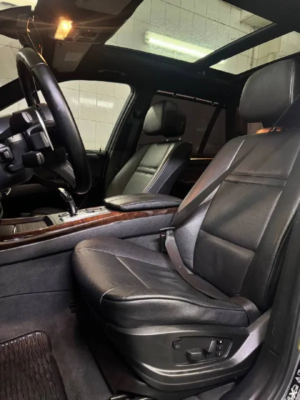 В продаже bmw x5 e70 рестайлинг 2012 года автомобиль в идеальном состоянии. никаких вложений не требует! бензиновый мотор, коробка обычный автомат. коробка без каких либо вопросов. кузов автомобиля выглядит шикарно. родной окрас! отличнейшее состояние салона, без потёртостей. жирная комплектация: многозонный климат контроль, панорамная крыша, подогрев сидений, память сидений, полный электропакет и многое другое. 2 комплекта колёс 21 и 20 в подарок возможен обмен! по документам полный порядок, любой вид оформления! осмотр донецк цена 1.495.000 ₽, торг быстрому покупателю! ☎️ +7 (949) 453-80-40 📞 звоните: +7(949)4538040 - фотография - 8
