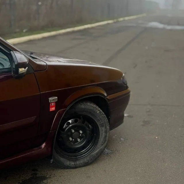 Продам ваз 2114 2011 г. в. на полном и уверенном ходу! дно, пороги, арки, стаканы всё целое! машина обработана! есть 2 не больших момента под лобовым, и все, ничего криминального! двигатель 1.5 8кл. работает ровно, не дымит, не троит. коробка механика, все передачи втыкаются без хрустов, не вылетают. по ходовой взбитая, ничего не гремит. стойки ss20 и все тормоза вкруг новые. стоит приятный выхлоп. салон в хорошем состоянии. руль приора 2, эво ковры. стоит не плохая музыка (6 динамиков, мафон aura, есть проводка под саб) центральный замок, стеклоподъемники, подогревы сидений. дворники, печка, поворотники, свет (свежие фары + туманки) всё работает. генератор свежий, зарядка в полном порядке. уже на зимней резине. полный пакет документов. полное переоформление. цена 299.990 руб. , торг у капота г. донецк +79493633013 📞 звоните: +7(949)3633013 - фотография - 5