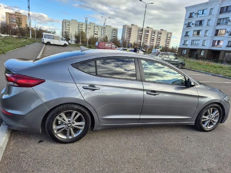 Hyundai elantra, 2018 г. в. автомобиль от собственика. приобретался летом 2022 года с пробегом 55000 км. в настоящее время пробег составляет 80000 км. на авто ездила супруга, в дтп с момента покупки не участвовала. за время эксплуатации серьезных неисправностей не выявлено. из ремонта: замена радиатора кондиционера (начал пропускать фрион), замена радиатора печки без снятия торпедо (родной забился и промывка не помогла), замена передних и задних колодое, замена линз ближнего света на би-лэд линзы (родные светят очень слабо), плановая замена масла в акпп (оригинал), замена масла в двс и фильтров производилась каждые 8 тыс. км. автомобиль полностью обслужен и готов радовать своего собственника. два комплекта шин в хорошем состоянии: зимние и летние, два комплекта ковриков в салон: резина и ткань. авто находится в городе мариуполь. цена 1500000. тел. +79495055520 - фотография - 4