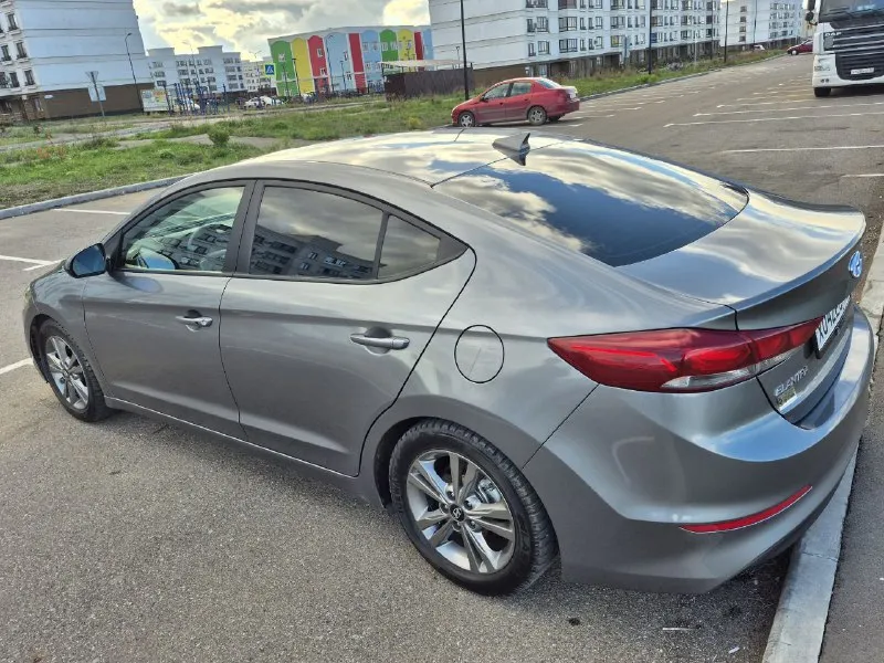 Hyundai elantra, 2018 г. в. автомобиль от собственика. приобретался летом 2022 года с пробегом 55000 км. в настоящее время пробег составляет 80000 км. на авто ездила супруга, в дтп с момента покупки не участвовала. за время эксплуатации серьезных неисправностей не выявлено. из ремонта: замена радиатора кондиционера (начал пропускать фрион), замена радиатора печки без снятия торпедо (родной забился и промывка не помогла), замена передних и задних колодое, замена линз ближнего света на би-лэд линзы (родные светят очень слабо), плановая замена масла в акпп (оригинал), замена масла в двс и фильтров производилась каждые 8 тыс. км. автомобиль полностью обслужен и готов радовать своего собственника. два комплекта шин в хорошем состоянии: зимние и летние, два комплекта ковриков в салон: резина и ткань. авто находится в городе мариуполь. цена 1500000. тел. +79495055520 - фотография - 7