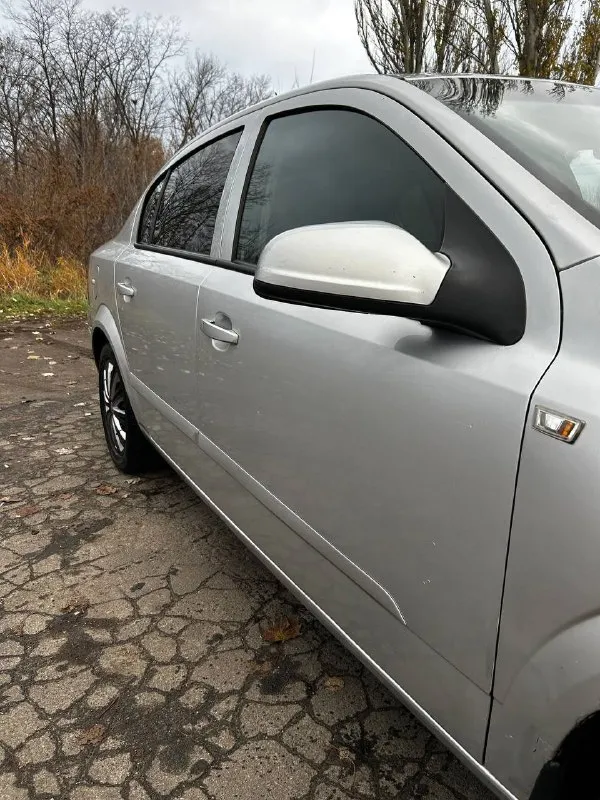 Продам opel astra h 2007г выпуска пробег 270 тыс - климат контроль - круиз контроль - abs - esp - стеклоподъемники - подогрев сидений и всевозможные механические регулировки. - электро регулировка зеркал с подогревом. - датчик света и дождя. - адаптивная подвеска. - два ключа. коробка механика простая штатная музыка, играет просто заменено масло, новые стойки, тяги стабилизатора машина обслужена, сел поехал донецк цена:445 торг +79495157223 александр - фотография - 5